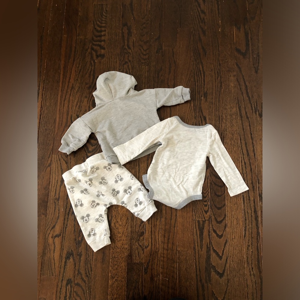 Disney Baby Boys 3-6M Gray 3-Piece Mickey Mouse Outfit w/Hooded Mickey Ears Set - Picture 8 of 9
